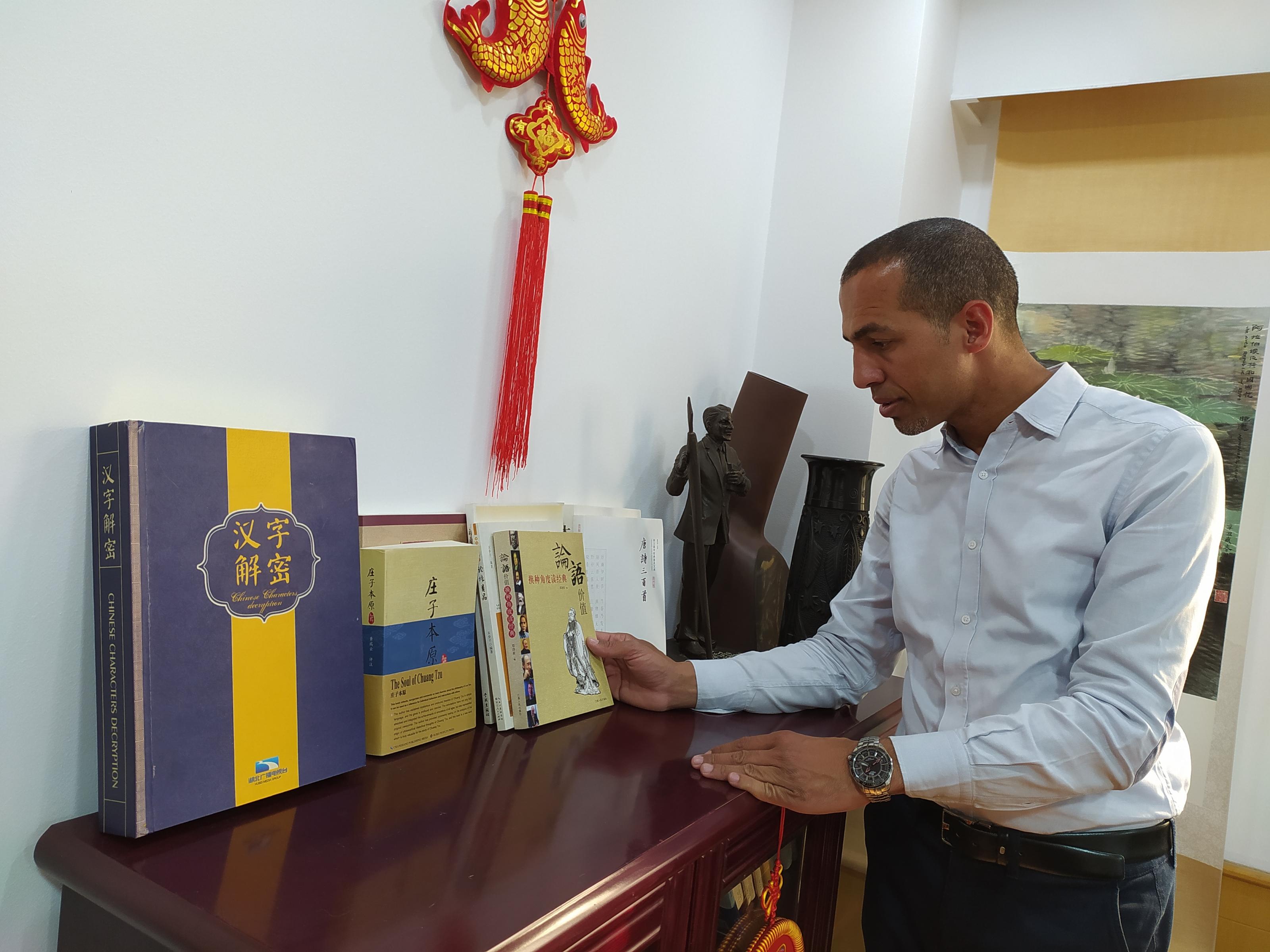 阿巴斯与中国文化.jpg?x-oss-process=style/w10